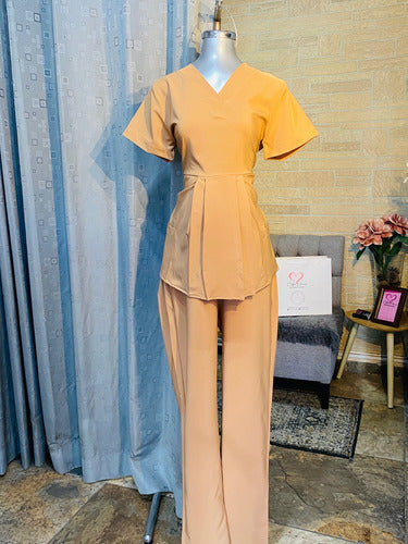 Scrub Quirúrgico de Maternidad  Modelo Dulce espera.